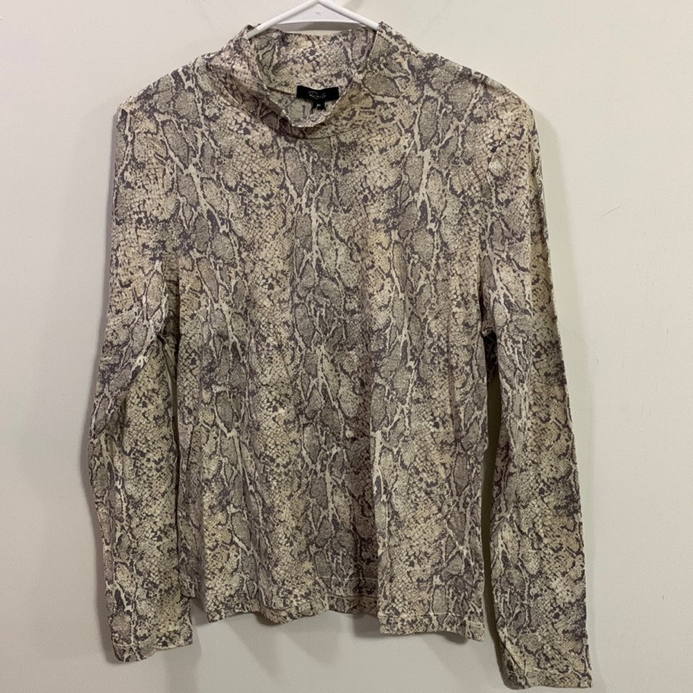 Rails Ivory Faux Snakeskin long sleeve top, NWT. Sz Med, very soft, lightweight
